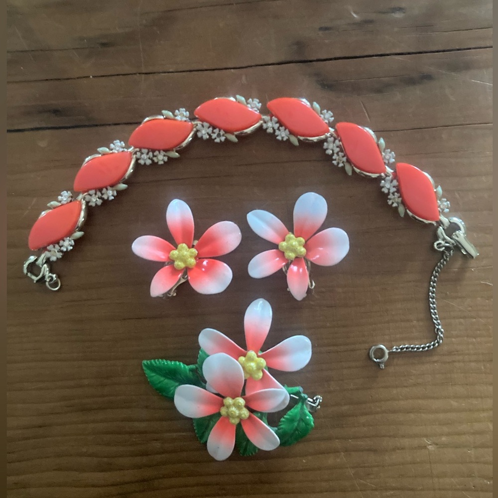 Vintage Jewelry Set SOFT ORANGE Enamel Brooch/Earrings CLIP & Thermoset Bracelet